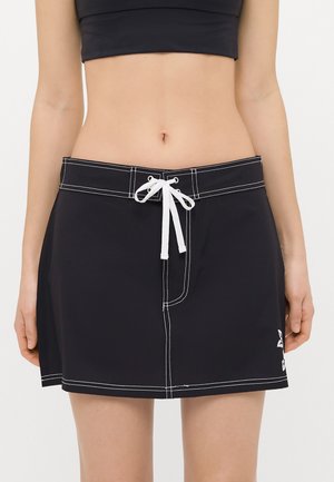Čierna plavková sukňa s bielym šnurovaním, s bielym šitím a detailom loga na boku, vyrobená z ľahkého, rýchloschnúceho materiálu.