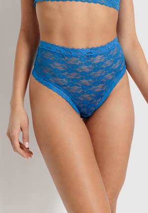 Blaue Spitzen-Höschenshorts mit hohem Bund verfügen über ein kompliziertes Blumendesign und eine gezackte Kante entlang des Taillenbundes, die ein transparentes, strukturiertes Aussehen bieten.