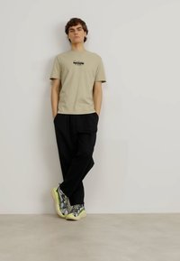 Calvin Klein CUT THROUGH LOGO - T-shirts med print - eucalyptus