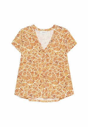 Blusa a maniche corte con scollo a V e motivo astratto a ventaglio arancione e beige su tessuto chiaro, posata in piano su sfondo bianco.