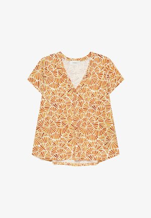 Blouse à manches courtes avec col en V et motif abstrait en forme d’éventail orange et beige sur tissu clair, posée à plat sur fond blanc.