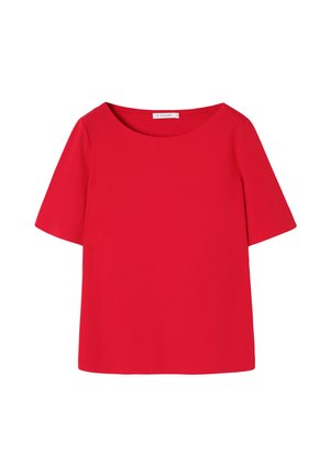Top rosso a maniche corte in un tessuto morbido con un collo ampio e arrotondato e una vestibilità rilassata. Nessun motivo o accento visibile.