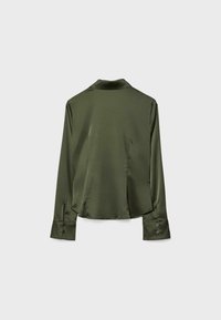 Camicia di raso verde oliva, maniche lunghe, design con colletto, dettaglio con piega sul retro, polsini abbottonati, texture liscia e orlo leggermente curvo.