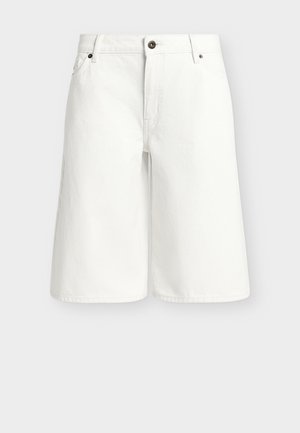 Short en denim blanc longueur genou avec bouton à l'avant, fermeture éclair, passants de ceinture et poches latérales sur fond gris clair.