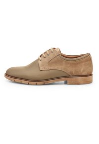 Scarpe lacci in suede marrone e rete con punta liscia e arrotondata, suola piatta in gomma e dettagli di cucitura sottili. Design classico con accenti testurizzati.