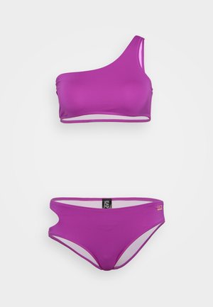 Conjunto de biquíni roxo com um top assimétrico e parte de baixo de corte alto. Tecido suave e elástico com detalhes brancos contrastantes nas bordas.