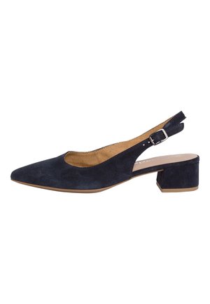 Granatowy zamszowy but na obcasie typu slingback z ostrym noskiem, niskim słupkowym obcasem oraz regulowanym paskiem na kostkę. Wnętrze wyściełane kontrastową, jasnobrązową podszewką.