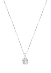 Collana in argento con ciondolo a forma di quattro cuori, uno decorato con cristalli rosa, texture liscia, design semplice.