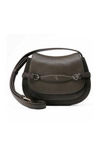 Borsa a tracolla in pelle marrone scuro con design curvo, superficie testurizzata, tracolla regolabile e dettagli in metallo color argento.