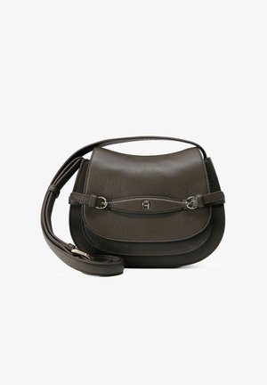 Dunkelbraune Leder-Schultertasche mit geschwungenem Design, strukturierter Oberfläche, verstellbarem Riemen und silberfarbenen Hardware-Akzenten.