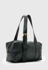 Juodas odinis rankinukas su tekstūruota paviršiumi, turintis ilgą reguliuojamą diržą ir auksinės spalvos sagtį. Užtrauktukas viršuje.