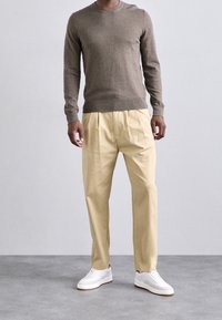 Essential Collective Pantalon classique - camel