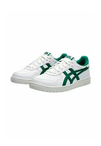 Zapatillas blancas con toques verdes, con un acabado de cuero texturizado, un diseño de bajo perfil, perforaciones en la parte delantera y una suela de goma.