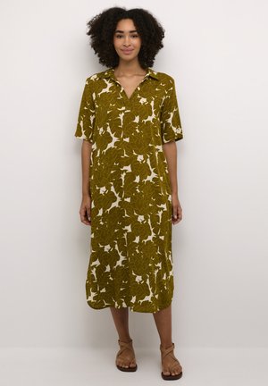 Rochie verde cu un model de frunze crem, cu guler, mâneci scurte și o lungime medie, realizată dintr-un material ușor.