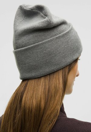 Grijze gebreide beanie met een omgeslagen rand en een licht slouchy bovenkant. Zachte textuur, geribbelde structuur en een egale kleur overal.