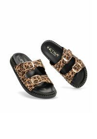 Sandalias de estampado de leopardo con dos hebillas ajustables, suelas de cuero sintético negro y costura decorativa a lo largo de los bordes.