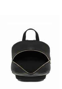 Czarna skórzana plecak w kształcie zaokrąglonym, z szerokim zamkiem błyskawicznym i dwoma uchwytami na górze. Teksturowana powierzchnia z gładkimi akcentami.