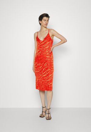 Vestido midi vermelho com padrão de riscas de tigre, feito de um tecido suave. Apresenta alças finas e um design de decote em V profundo.
