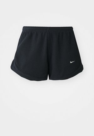 Pantalones cortos deportivos negros con textura acanalada, cinturilla elástica, dobladillos curvados y un pequeño logo blanco de Nike en el lado inferior.