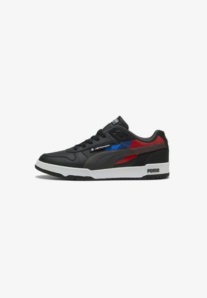 Must mustaga jalats valge tallaga, millel on punased ja sinised aktsendid. PUMA logo küljel ja tekstureeritud ülemised osad haakimise ja toe jaoks.