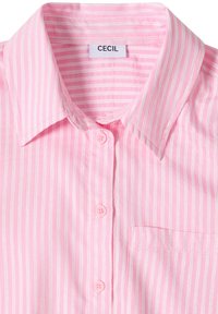 Camicia rosa con bottoni, a righe verticali bianche, taschino sul petto e colletto, con etichetta "CECIL" all'interno del colletto.