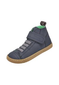 Zapatos altos de cuero azul con una correa de Velcro gris, forro interior verde y suela de goma, que cuentan con cordones elásticos y punta reforzada.