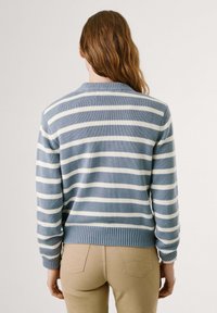 Suéter de rayas azules y blancas con cuello redondo, puños y dobladillo acanalados. Textura de punto, corte informal, vista desde la espalda.