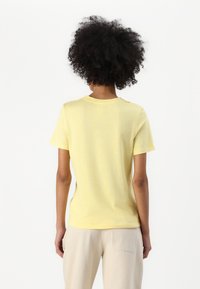 Tommy Hilfiger LOGO - Print T-shirt - citronella