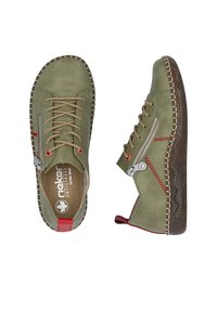 Chaussures décontractées en cuir vert avec lacets beige, fermetures éclair latérales, coutures rouges, et semelles texturées marron, vues de dessus et de côté.