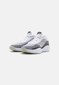 Sneakers z wiązaniem, wykonane z białej i szarej dzianiny, z teksturowanym wzorem i amortyzującą białą podeszwą środkową. Zawierają logo na języku.