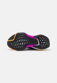 Nike Performance ZOOMX INVINCIBLE FK 3 - Apavi skriešanai pa asfaltu - black/hyper violet/laser orange/coconut milk/anthracite/metallic black