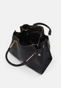 Černá kožená taška s texturovaným povrchem, zlatými doplňky, dvěma uchy a zipovým zavíráním. Interiér obsahuje několik kapes.