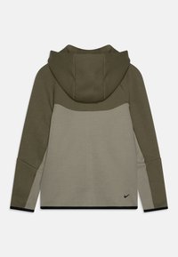 Felpa con cappuccio verde oliva e grigia con orlo nero a contrasto. Tessuto morbido, forma attillata e cappuccio ampio. Cuciture dettagliate in evidenza.