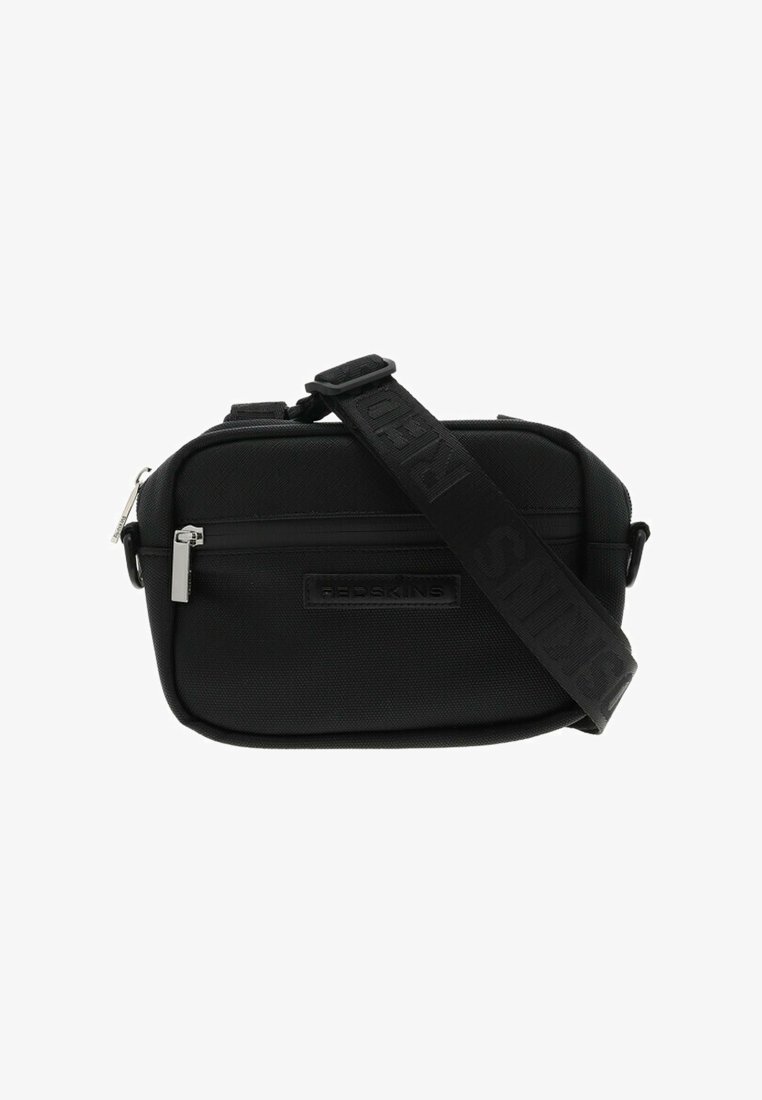 Sac bandoulière noir en tissu texturé avec fermeture éclair, doté d'un patch logo et d'une large sangle réglable. Forme rectangulaire.