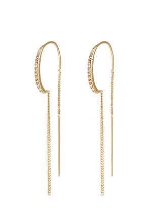 Boucles d'oreilles en or avec une rangée de strass transparents. Présentent des chaînes suspendues pour un design moderne. Fini en métal lisse.