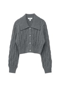 Graue, kabelgestrickte, verkürzte Strickjacke mit ribbeltem Kragen, ausgestattet mit sechs glänzenden, blumenförmigen Knöpfen auf der Vorderseite und langen Ärmeln.