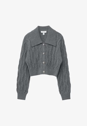 Graue, kabelgestrickte, verkürzte Strickjacke mit ribbeltem Kragen, ausgestattet mit sechs glänzenden, blumenförmigen Knöpfen auf der Vorderseite und langen Ärmeln.