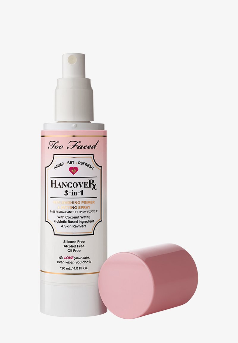 Too Faced Hangover RX 3-in-1 verfrissende spray, cilindrische witte fles met roze accenten, spuitmond, 120 ml, tekstdetails op het etiket.