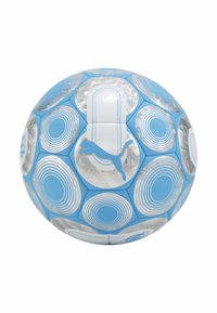 PUMA fodbold med et blåt og sølvfarvet design, der har cirkulære mønstre og et fremtrædende logo, lavet af syntetisk materiale.