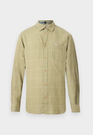 Világos olivazöld, hosszú ujjú, gombos ing fehér rácsmintával és mellzsebbel, fehér háttéren bemutatva.