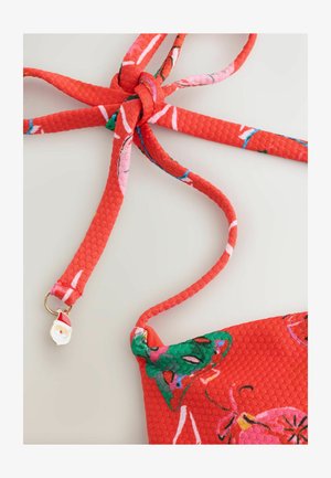 Next, REGULAR FIT - Bikiinide ülaosa - red pique christmas