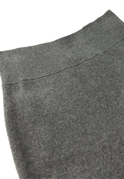 Grau gestrickter Stoff mit einer weichen Textur, ausgestattet mit einem gerippten Taillenbund und einer glatten Oberfläche, im Winkel präsentiert, um die Details hervorzuheben.