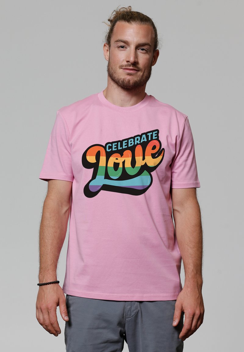 Rosa Baumwoll-T-Shirt mit einem bunten Grafikdesign und dem Text "Feiere die Liebe" in verschiedenen Farbtönen, schwarzem Umriss und lässiger Passform.