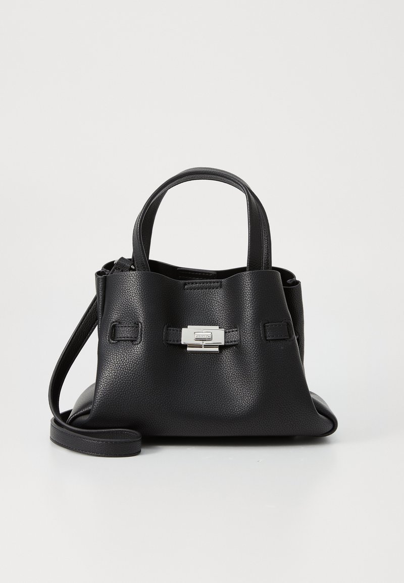 Borsa a tracolla in pelle nera con finitura textured, dotata di due manici superiori, una tracolla rimovibile e un dettagli di chiusura in argento.