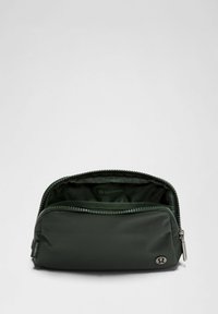 Zöld cipzáras kozmetikai táska sima, matt külső felülettel. Bélésként szövet van, logó címkével és finom varrás részletekkel.