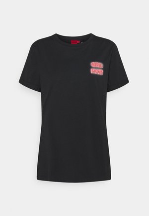 Zwarte katoenen t-shirt met korte mouwen en een ronde hals, met rode geborduurde "GRL PWR" tekst op de voorkant. Eenvoudige en losse pasvorm.