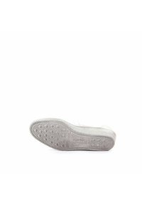 Suela de un zapato con una superficie de goma texturizada, que presenta un logo de Gabor, varios patrones circulares y de diamante, en color gris claro.