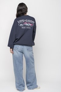 Felpa blu navy con colletto a girocollo, caratterizzata da una stampa grafica colorata sul retro che include il testo "LIFE is GOOD" e un design di un'auto.
