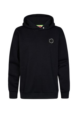 Czarna bluza z kapturem z małym białym okrągłym logo na lewej piersi, ściągacze na rękawach i u dołu, prezentowana na białym tle.