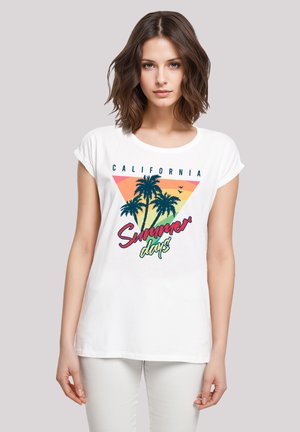 Weißes Baumwoll-T-Shirt mit umgeschlagenen kurzen Ärmeln, das einen grafischen Druck von Palmen und den Text "Kalifornische Sommertage" in lebhaften Farben zeigt.